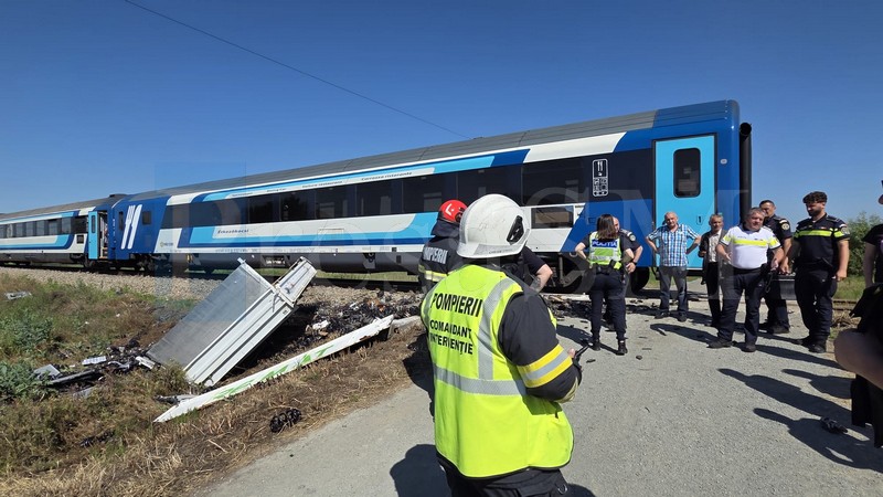 acccident feroviar masina lovita de tren balta blonda.jpg