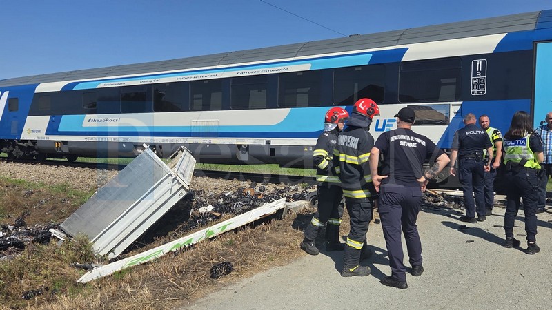 acccident feroviar masina lovita de tren balta blonda1.jpg