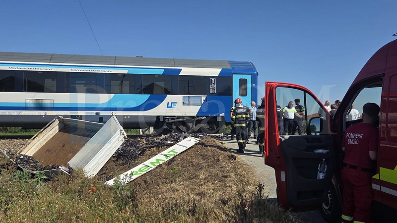acccident feroviar masina lovita de tren balta blonda2.jpg