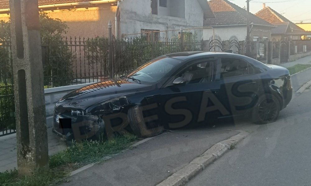 FOTO. Cu alcoolemie foarte mare, un șofer s-a oprit cu mașina într-un panou, lângă ștrandul din Carei