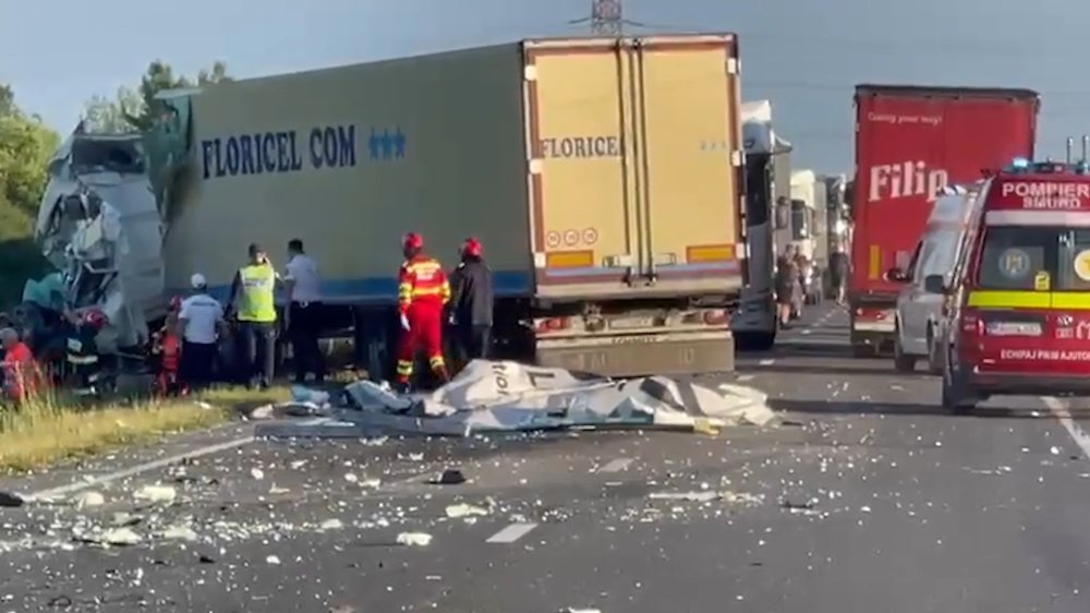 FOTO/VIDEO. O nouă tragedie pe șosele. Impact între două TIR-uri. Un bărbat a murit, alte două persoane au ajuns la spital