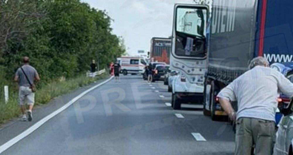 FOTO. Accident între o ambulanță aflată în misiune și un autoturism pe DN 19, între Carei și Petrești