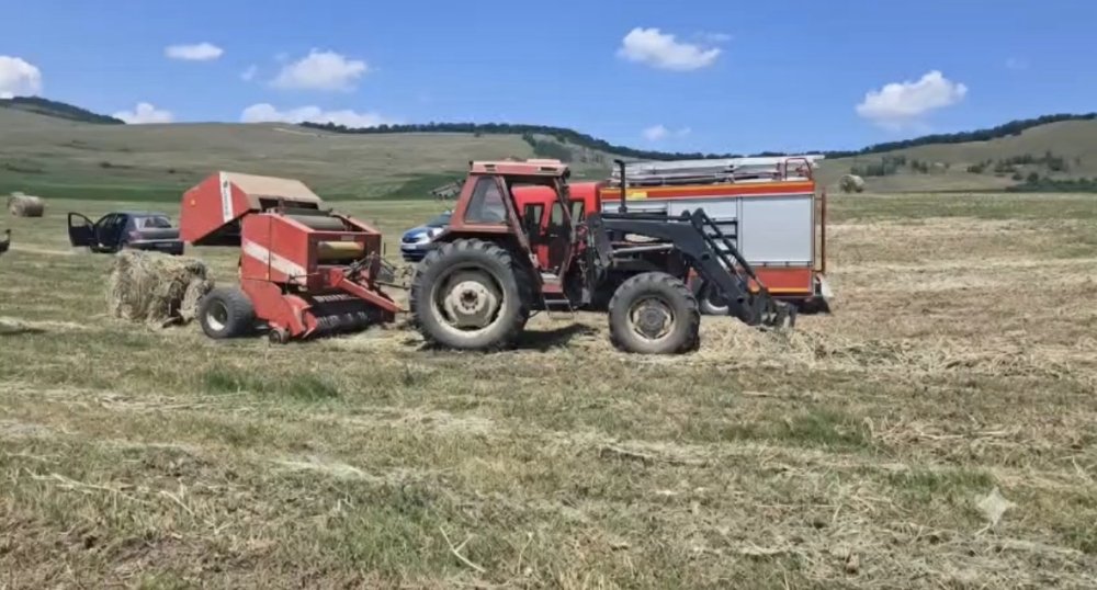 VIDEO. Tragedie fără margini! Un adolescent (17 ani) a murit sfâșiat de o balotieră. Lucra alături de tatăl său