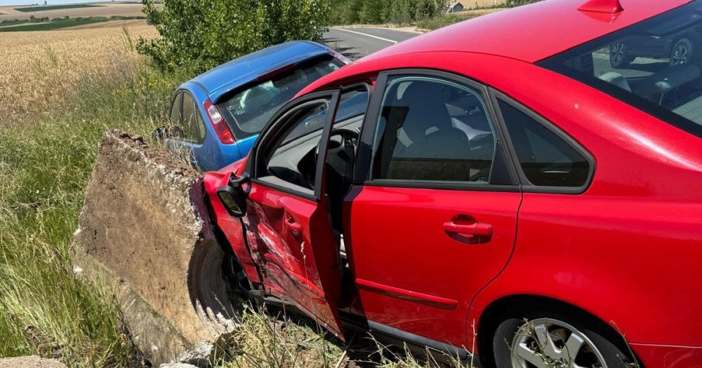 FOTO. Accident în județul Satu Mare. În urma impactului, două mașini au ajuns în șanț