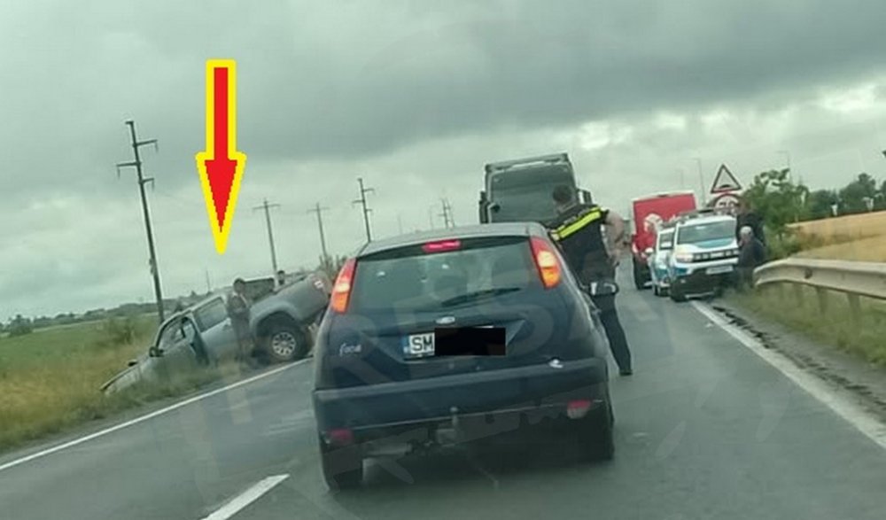 FOTO/VIDEO. Două mașini au ajuns în șanț după un accident în lanț pe DN 19, între Carei și Satu Mare. Circulația a fost blocată zeci de minute