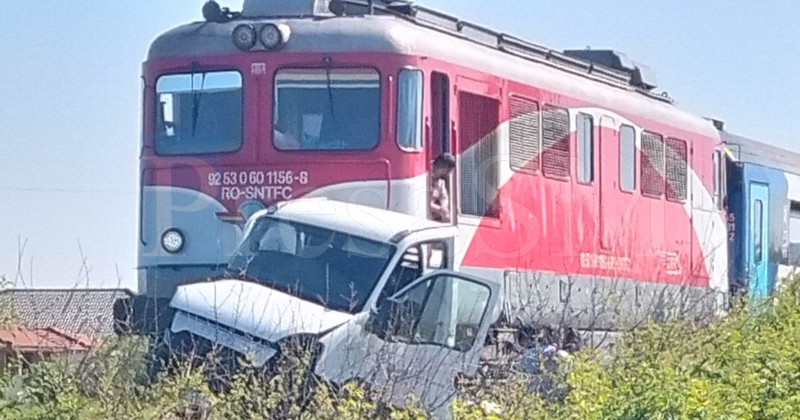 FOTO. Mașină lovită de tren, în municipiul Satu Mare. Cel puțin o persoană rănită grav