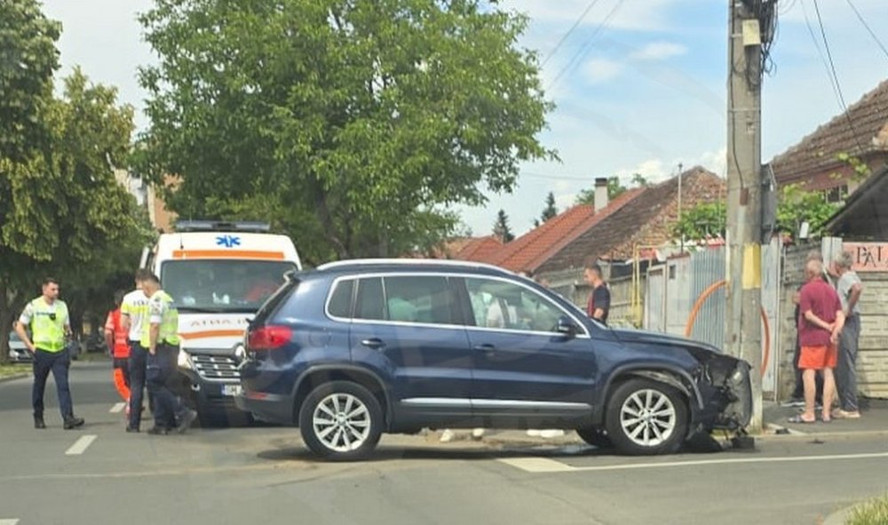 FOTO. Accident în lanț, cu trei autoturisme, în municipiul Satu Mare. Un șofer a ajuns la Urgență