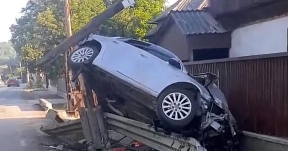 FOTO/VIDEO. Accident spectaculos în județul vecin. Tânăr, băut la volan, a rupt un stâlp cu mașina și a ajuns în gard