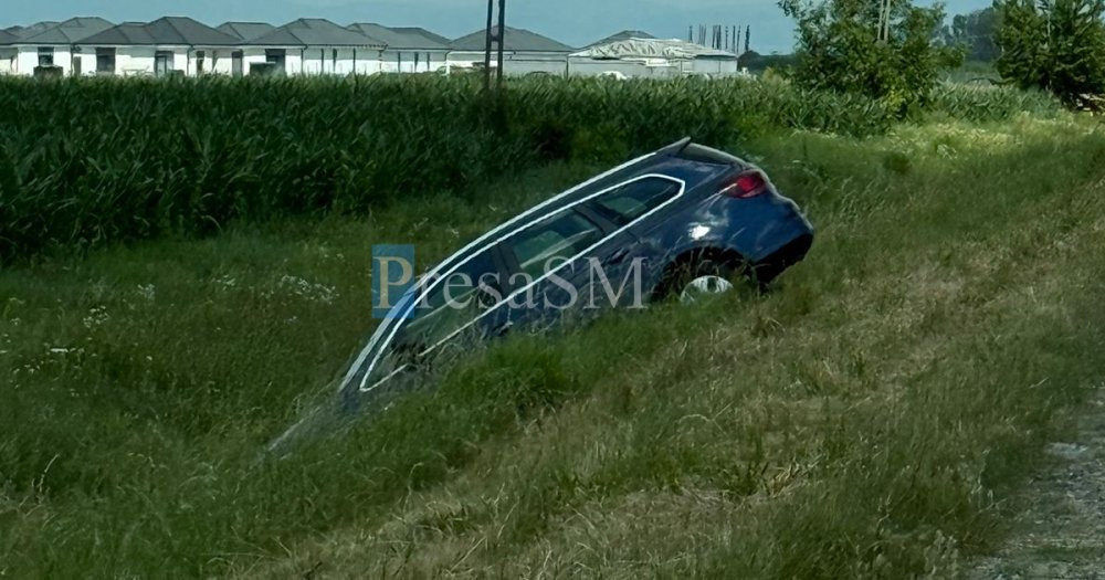FOTO. Accident dubios între Satu Mare și Odoreu. O mașină a ajuns in șanț, nici urmă de sofer