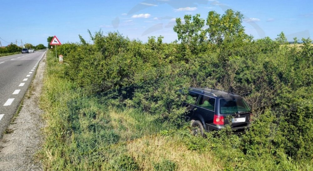 FOTO. Mașină ajunsă în șanț pe DN 19, în județul Satu Mare. Incidentul, învăluit în mister