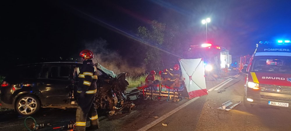 FOTO. Accident mortal pe DN19. Un tânăr și o femeie au murit după ce un șofer de 19 ani ar fi intrat pe contrasens
