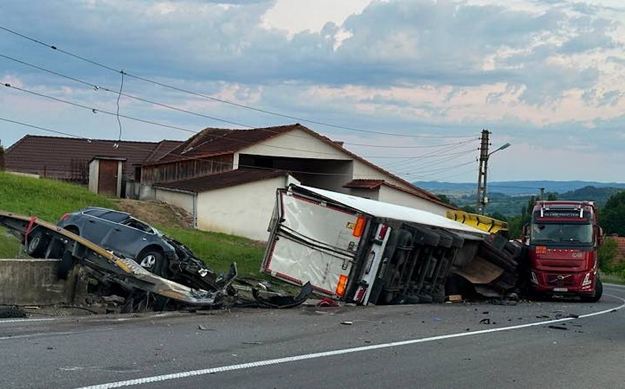 FOTO. Accident mortal în județul vecin. O femeie a murit, trei bărbați au fost răniți