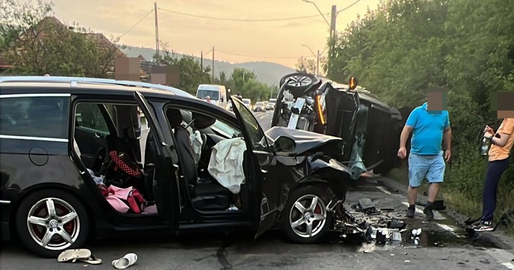 FOTO. Accident grav pe drumul spre Cluj. Opt persoane, între care trei copii, au ajuns la spital în urma unei coliziuni frontale