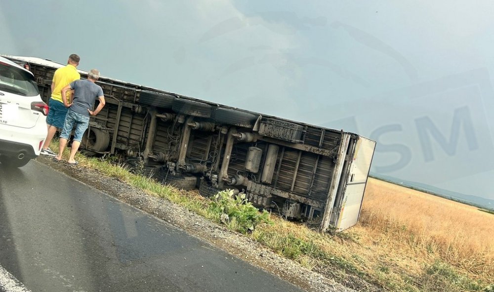 FOTO. TIR răsturnat pe câmp, în zona DN 19F - Apa. Șoferul ar fi pierdut controlul într-o curbă