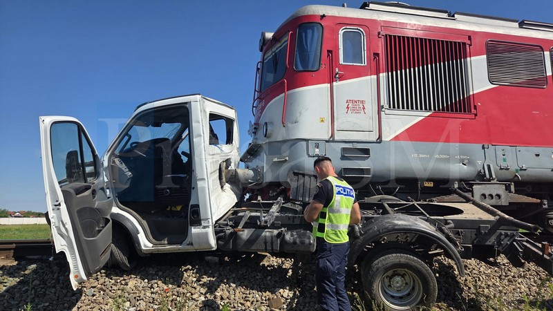 autoutilitara accident feroviar.jpg