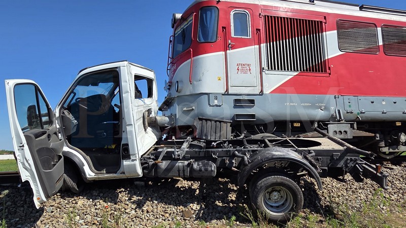 autoutilitara accident feroviar1.jpg