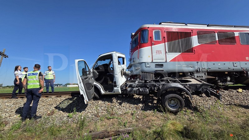 autoutilitara accident feroviar2.jpg
