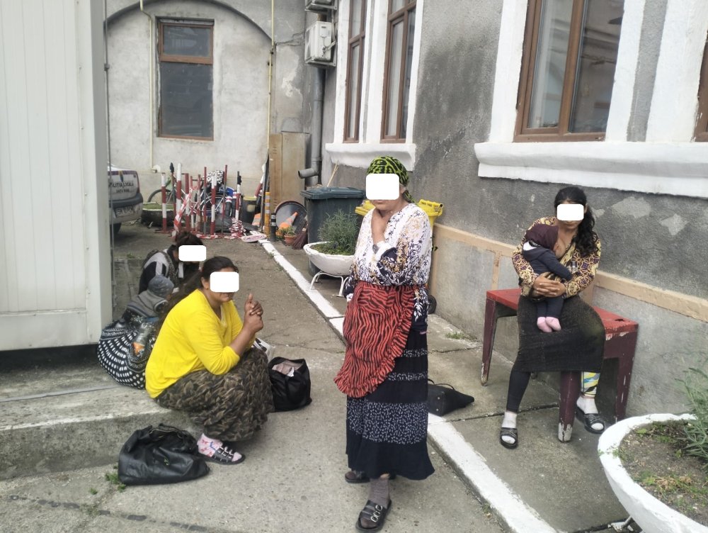 cersetori in satu mare cersetorie politia locala (2).jpeg