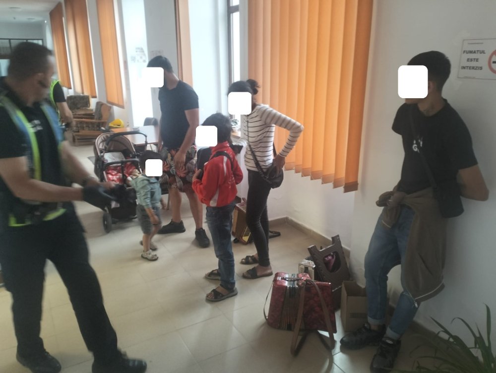 cersetori in satu mare cersetorie politia locala (3).jpeg