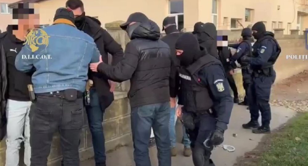 Elev prins cu droguri de mare risc și cannabis în spatele unui bar din municipiul Satu Mare