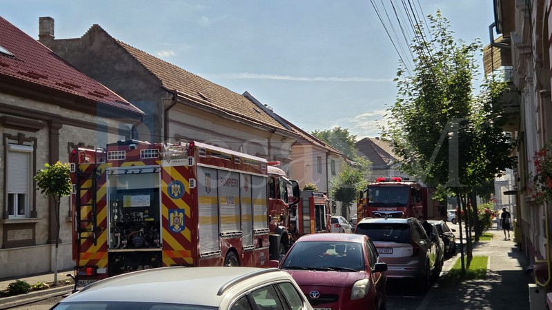 incendiu anexa satu mare pompieri8.jpg