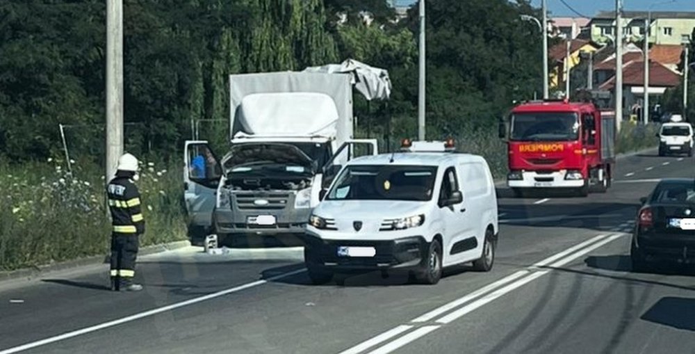 FOTO. Incendiu la o autoutilitară pe Drumul Odoreului din Satu Mare. Traficul a fost afectat temporar