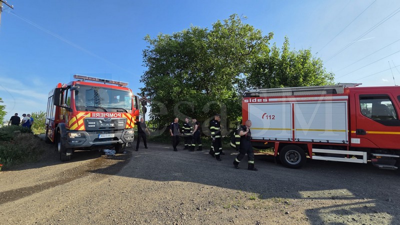 FOTO. Incendiu în municipiul Satu Mare. Acoperișul unei case a luat foc. Intervin pompierii