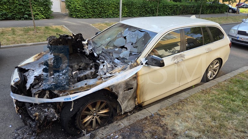 FOTO/VIDEO. Act mafiot în cartierul Micro 17 din Satu Mare. Două autoturisme au fost cuprinse de flăcări. Poliția a deschis o anchetă