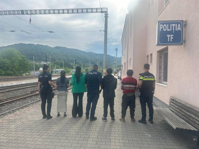 FOTO. Primitivism în nord-vestul țării! Mai multe familii, cu copii, au atacat trenul cu pietre. Au agresat personalul CFR