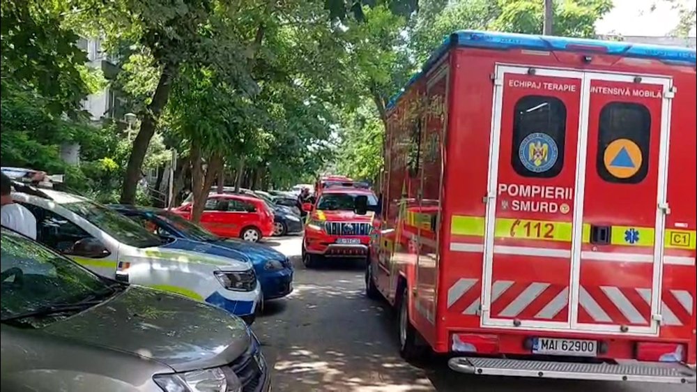 VIDEO. Caz cutremurător în țară. Copil de 2 ani, găsit mort în apartament. Alţi doi fraţi și mama, duşi la spital