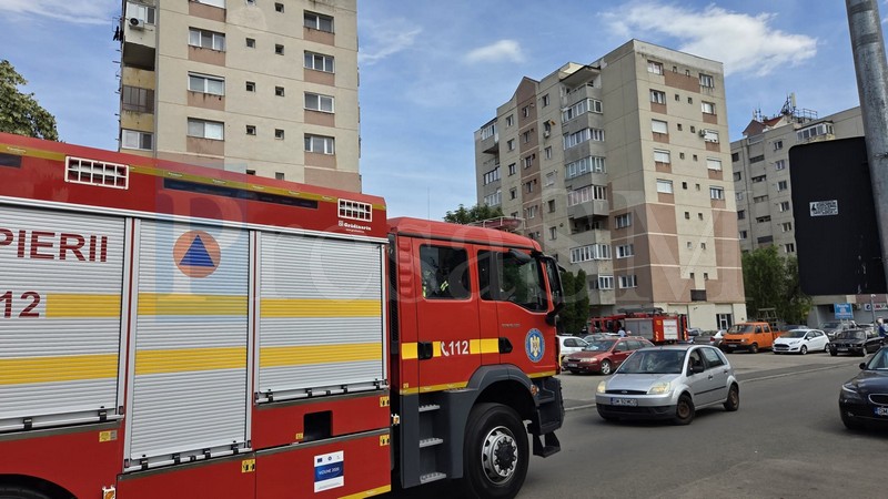 FOTO/VIDEO. Alertă de incendiu într-un bloc turn din cartierul Carpați 2. Pompierii au intervenit de urgență
