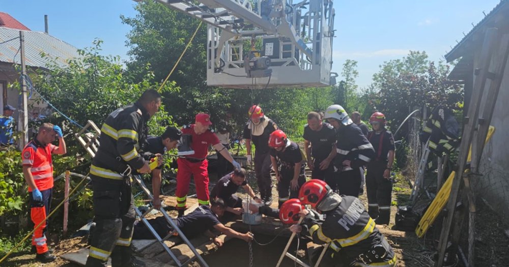 FOTO/VIDEO. Operațiune dramatică de salvare într-un județ din țară. Fetiță căzută într-o fântână în lucru