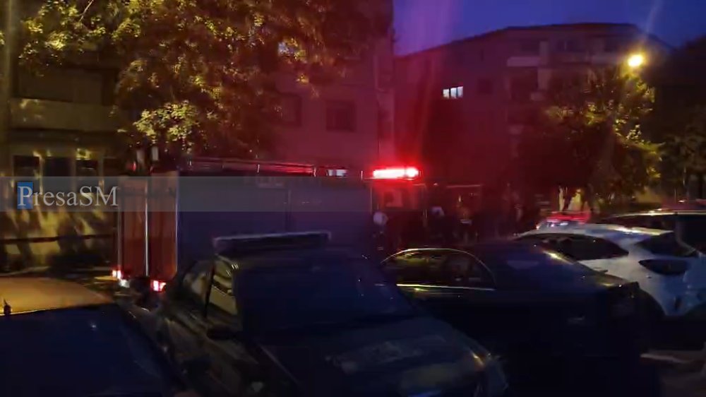 VIDEO. Fetiță rămasă blocată într-o toaletă publică din Satu Mare. Pompierii au fost solicitați de urgență