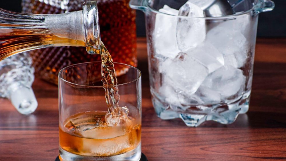 Cum alegi un whisky pentru cadou în funcție de buget, personalitate și ocazie