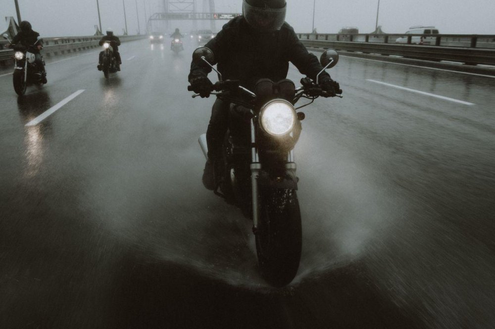 Echipamentul moto impermeabil în 2026 - TOP 8 opțiuni pentru ploaie, touring și adventure