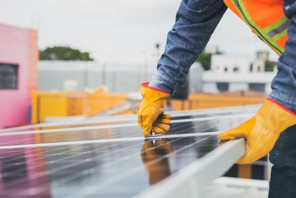 Întrebarea anului: sisteme fotovoltaice on-grid, off-grid sau hibride – ce tip ți se potrivește cel mai bine?