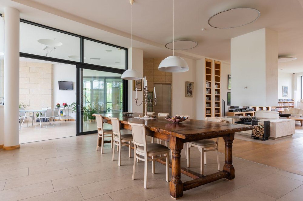 Lustra din zona de dining nu e doar decor. E și lumina cu care mănânci