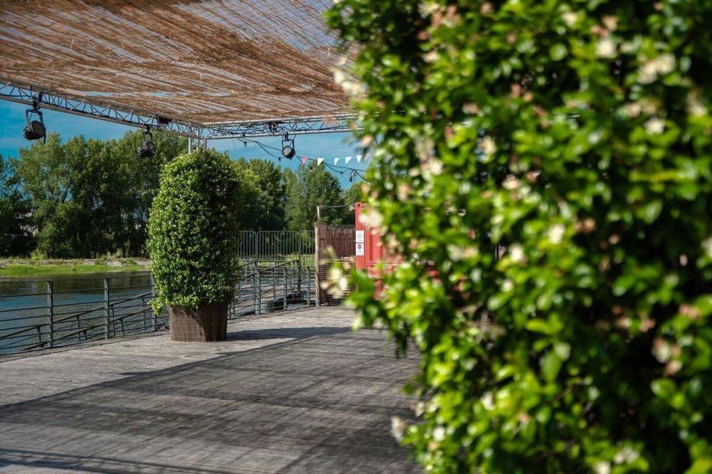 Plasa este montată, dar la ora 17:00 terasa rămâne în soare: unde ar trebui amplasată, de fapt?