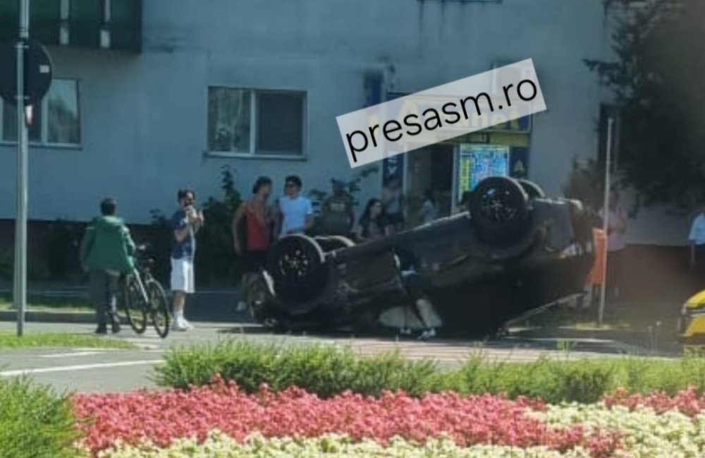 FOTO/VIDEO. Mașină răsturnată la coborârea de pe Podul Transilvania, în municipiul Satu Mare