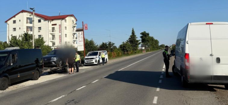 FOTO. INCREDIBIL. Șofer beat, prins în timp ce făcea transport ilegal de persoane și reținut