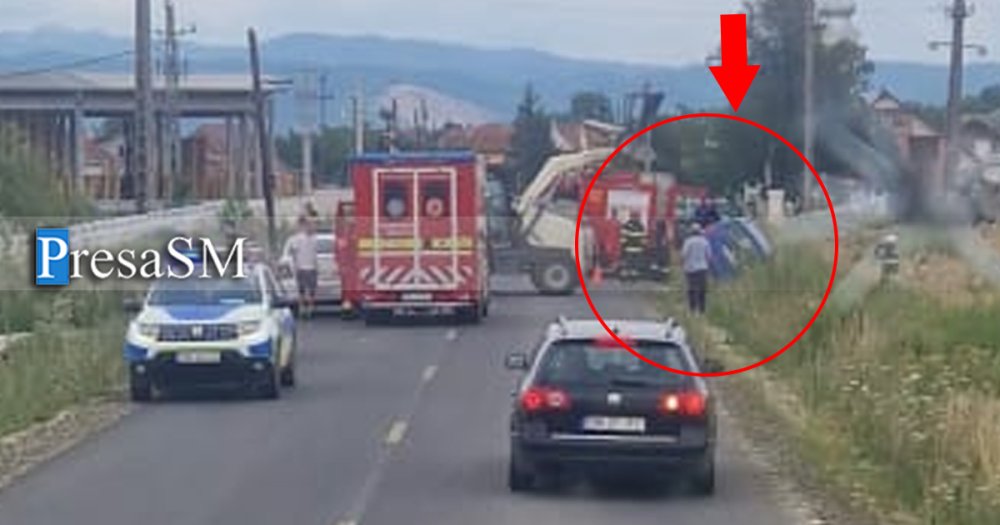FOTO. Mașină răsturnată în șanț (2 victime) după ce a lovit un stâlp de electricitate, în județul Satu Mare