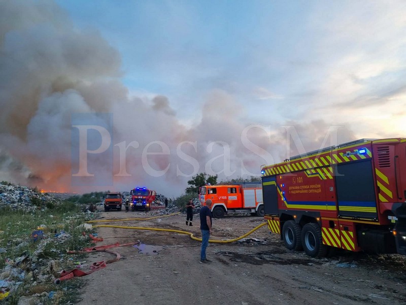 FOTO/VIDEO. Posibila sursă a mirosului de plastic ars din tot județul Satu Mare. Arde un depozitul de deșeuri, la aproximativ 15 kilometri de granița României