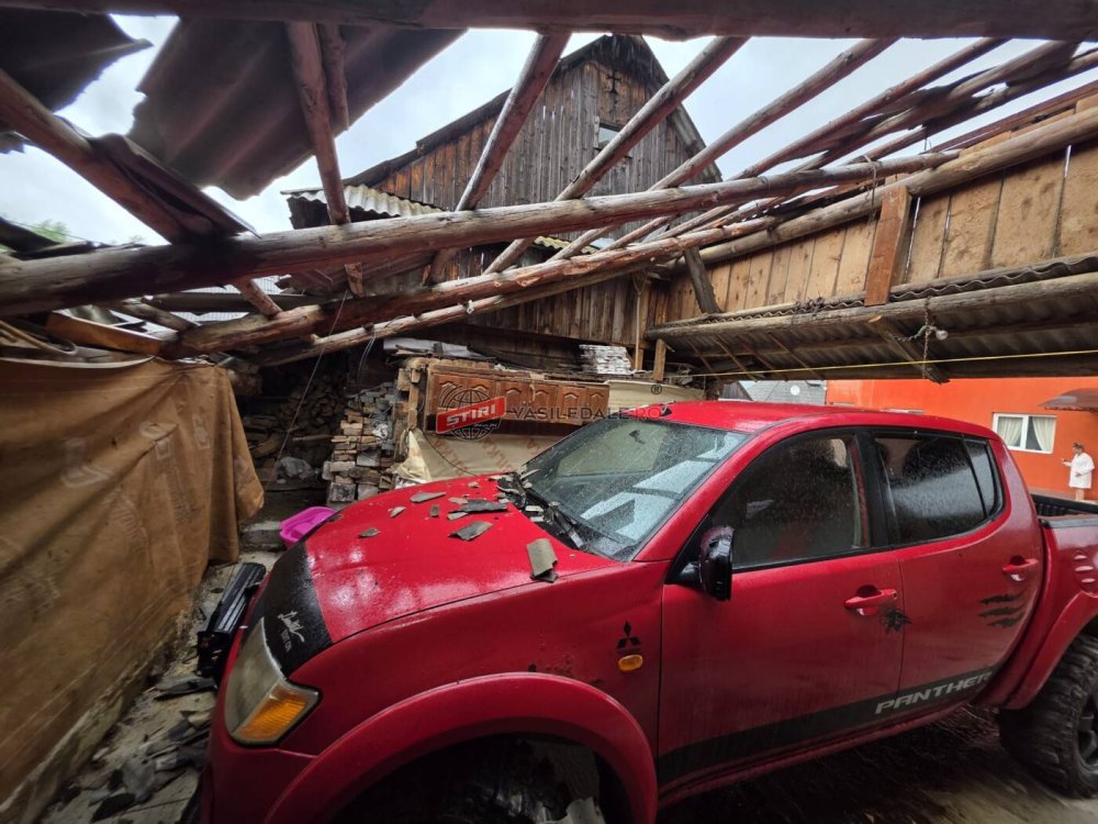 FOTO/VIDEO. O vijelie cu aspect de tornadă a facut prăpăd în județul vecin