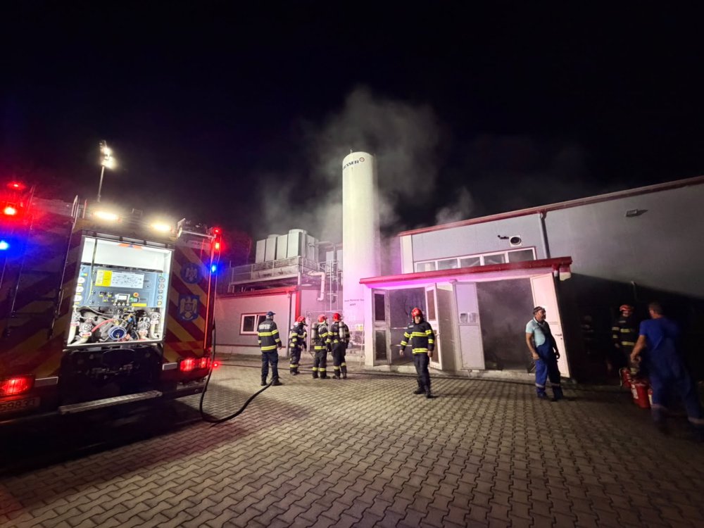 FOTO/VIDEO. Pericol în Parcul Industrial Satu Mare! Un transformator electric a luat foc, intervenție de amploare a pompierilor