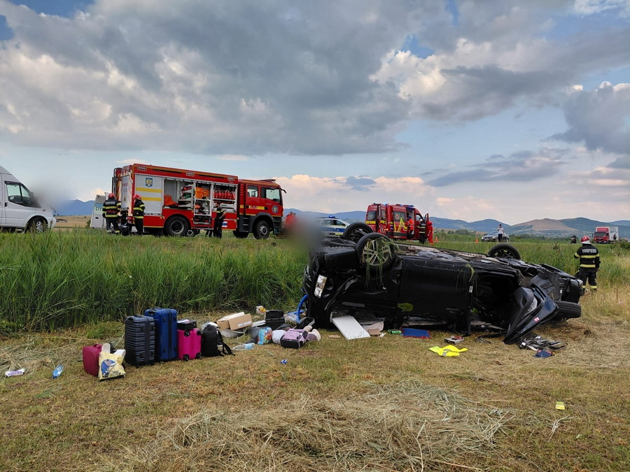 FOTO. Accident grav în nord-vest. Mașină răsturnată, șase persoane rănite, între care doi copii