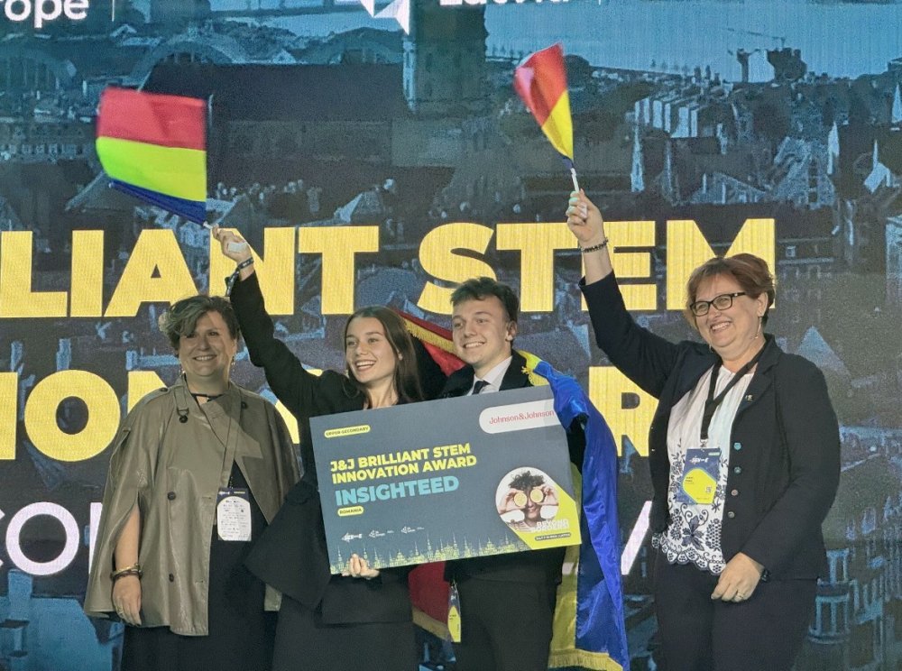 Diana-Petra Gereș, Alex-Sebastian Marian, profesoara Kabai Timea (2).jpg