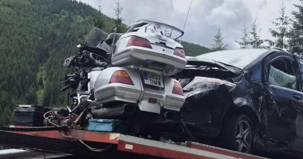 FOTO. Accident cumplit în județul vecin. Motocilist mort după ce s-a izbit de un copac și un microbuz