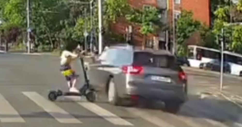 VIDEO. Moment teribil surprins într-o intersecție din țară. Copil, la un pas să fie spulberat de mașină