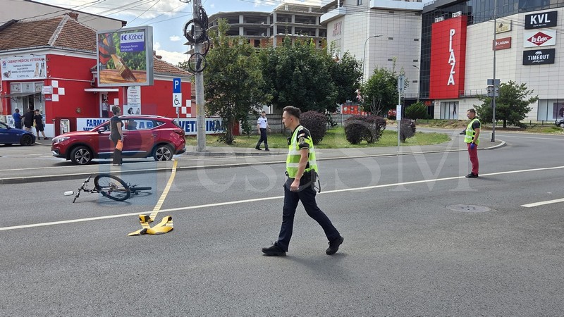 FOTO/VIDEO. Biciclist lovit de un SUV la coborârea de pe Podul Golescu, în municipiul Satu Mare. Șoferul: ”Pur și simplu nu l-am văzut”