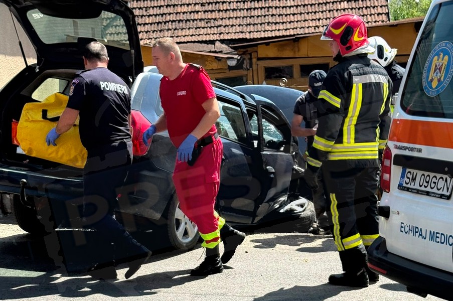 FOTO. Accident în Tășnad. PATRU pasageri au ajuns la Urgență după ce mașina a lovit un cap de pod